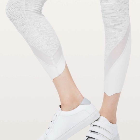 Lululemon Wunder Under Crop II Scallop 23" Size 4 - Picture 4 of 11